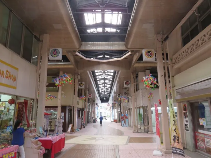 攝於從中城往座喜味途中，典型的日式商店街，不過午後嘛，倒沒有多少商店營業。