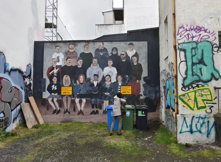 放置垃圾筒的街角有未被命名的排排坐壁畫