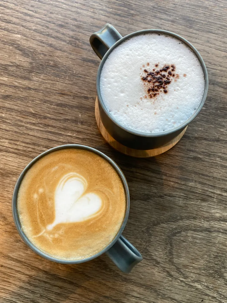 卡布奇諾（白色奶泡）與拿鐵（棕色愛心）