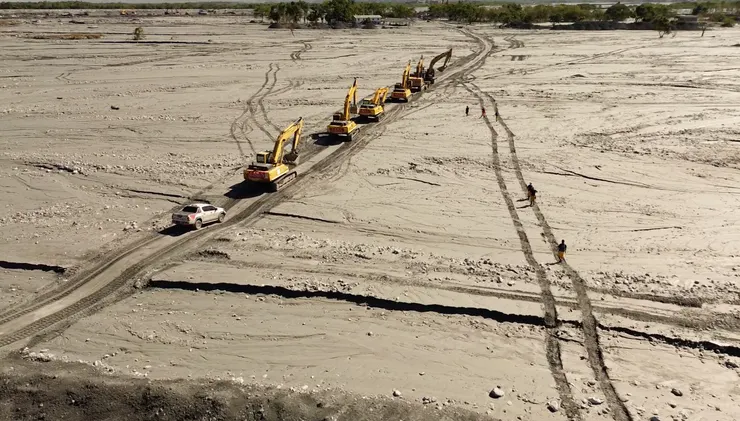 前進河床段幫忙開挖的怪手