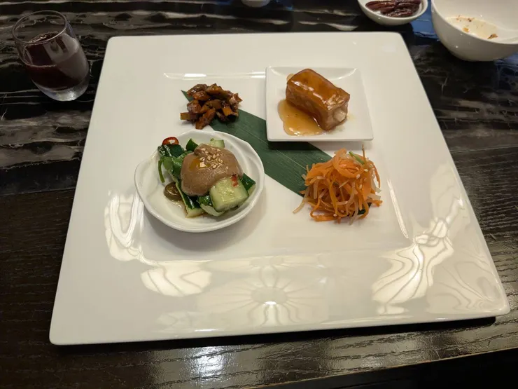 素糖醋排骨，紅蘿蔔絲，豆鼓鹹點，芝麻醬拍黃瓜