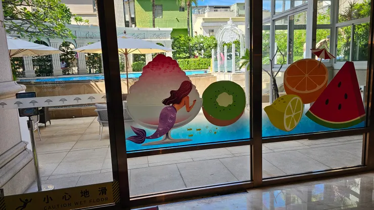 高雄福容大飯店的游泳池位在一樓!