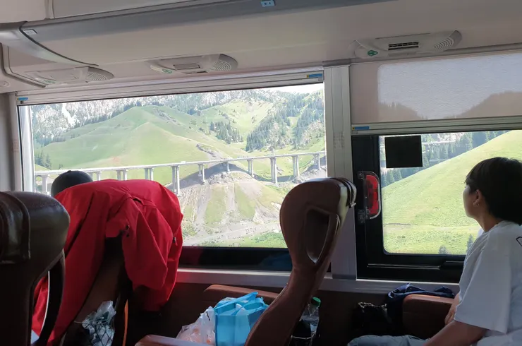車行在世界級橋樑景觀—果子溝大橋,全長約 700 公尺,橋面距谷底約 200 公尺,此處是多年凍土和滑坡帶,施工艱難是一處工程奇蹟,此橋讓伊犁能一年四季通行至烏魯木齊,解決過去因氣候而中斷交通的困境
