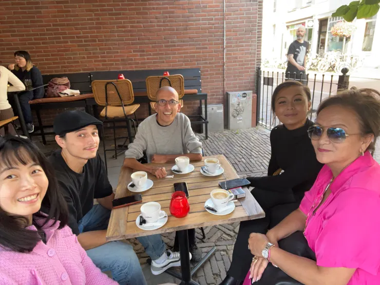 邊喝咖啡邊等電影入場