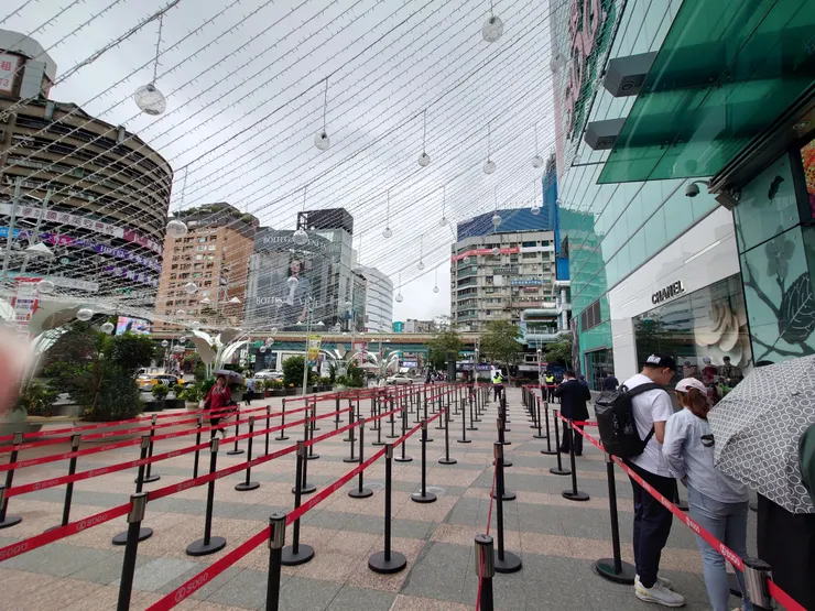 接下來就是搶週年慶滿12萬的前40組~ 排隊排了近一個小時