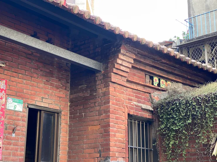 壽樑通常是木柱，已改為洗石子柱