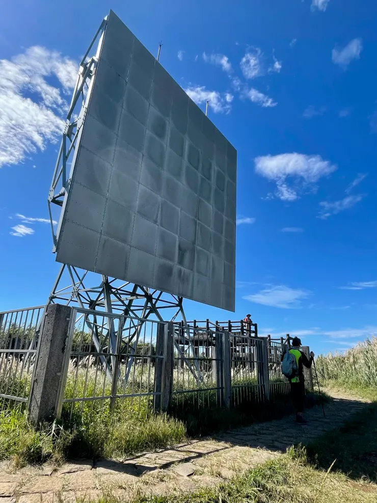 面天山頂有2片微波反射板,從市區也看得到