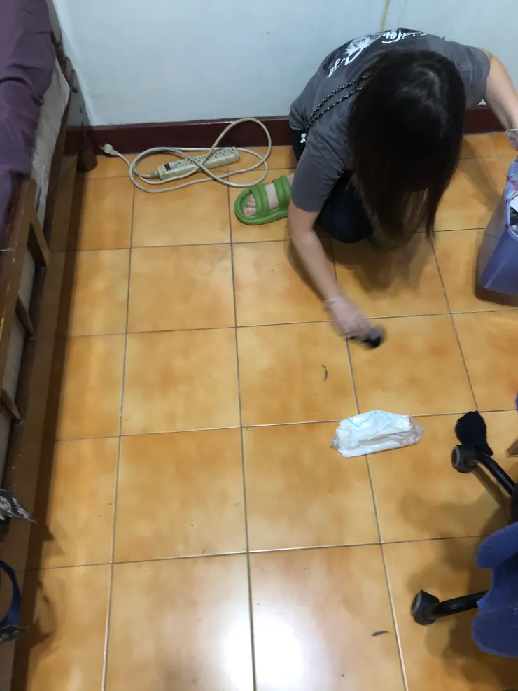 業主示範舊襪子擦地法XD