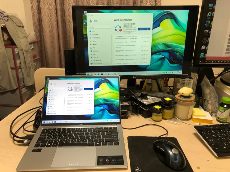 機器字太小，只好外接大螢幕來做系統。