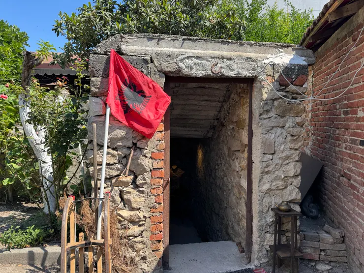 戶外的地下防空洞