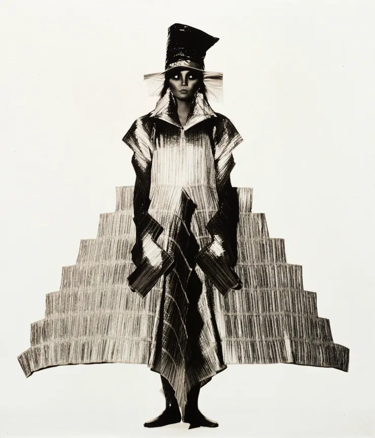 三宅一生，《Staircase Dress》，1994。｜由 Irving Penn 拍攝。