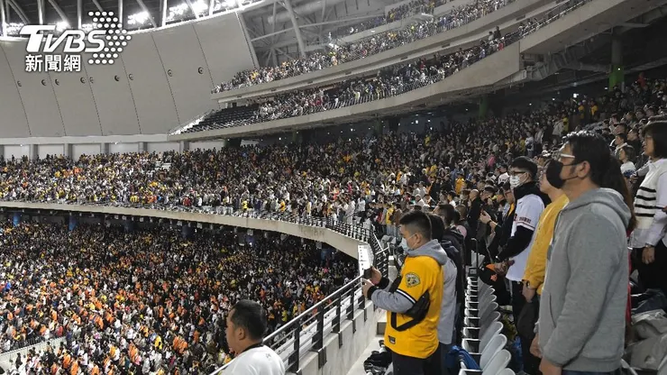 台日開打「大巨蛋漏水」！遠雄致歉：已協助球迷升級座位│台北大巨蛋│球場│棒球│TVBS新聞網