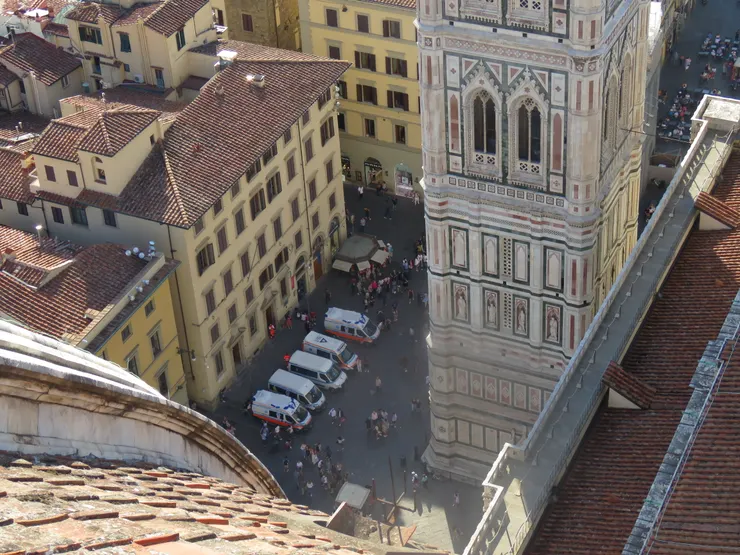 從大圓頂往下看，廣場人頭欑動，對街的古屋群深紅屋頂