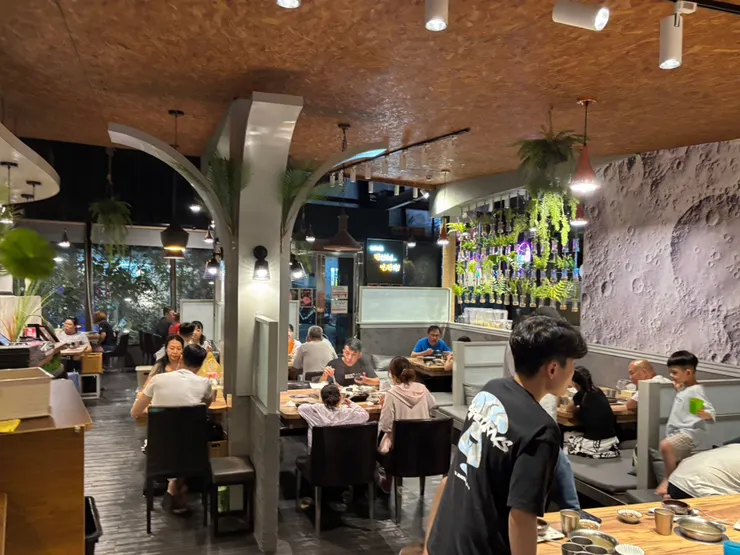 翻開相簿,不管是大熱天穿短袖,還是過年穿外套,這裡的熱鬧沒變過。