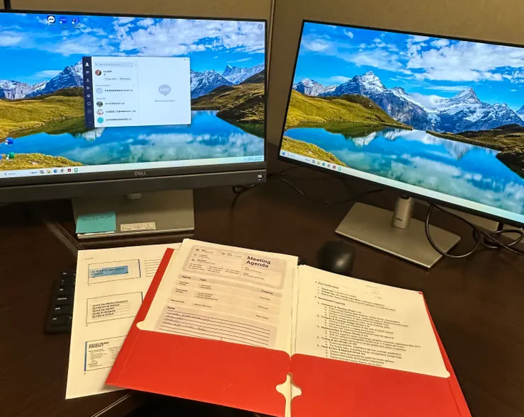 第一天上班先進行電腦設定,以及透過文件資料了解公司品牌策略與規範。