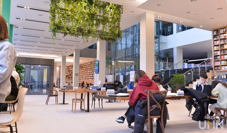 커피 향 가득한 한국외대 중앙도서관 < 포토뉴스 < 포토·영상 < 기사본문 - 한국대학신문 - 429개 대학을 연결하는 '힘'