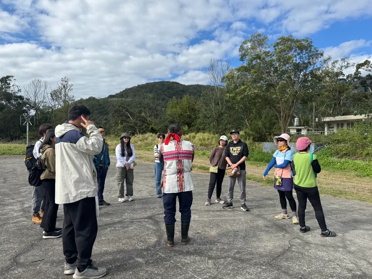 聆聽導遊自我介紹、講述石平的故事