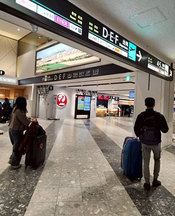 看到前方JAL航空櫃台