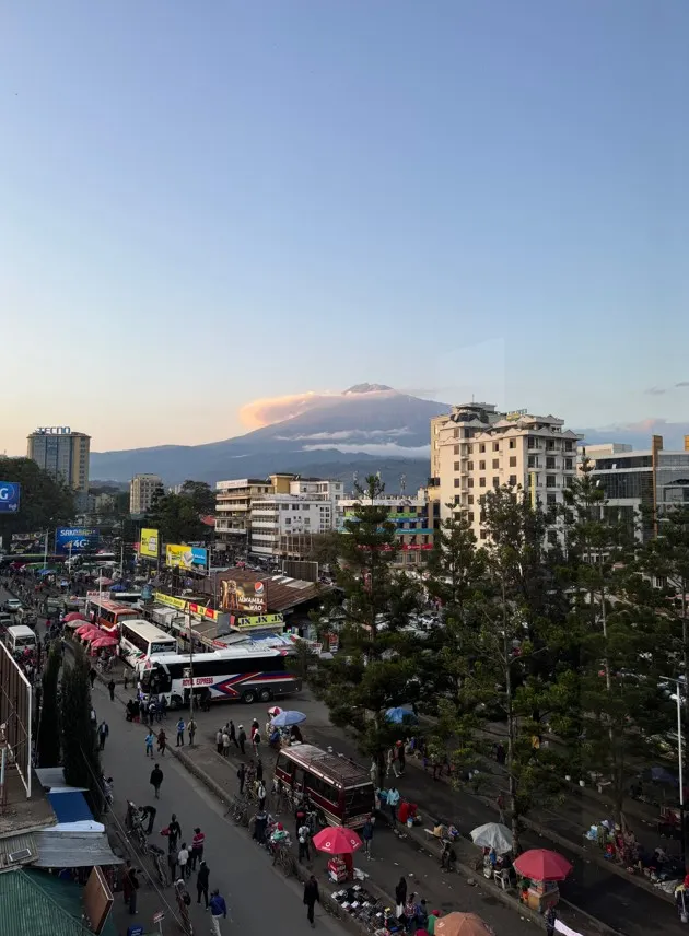 住宿地點前的小廣場，照片左下是巴士站，但不是我們過境的，遠方是梅魯火山