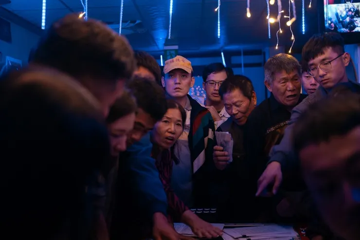 《死亡賭局》劇照，目睹老人死期賭注現場