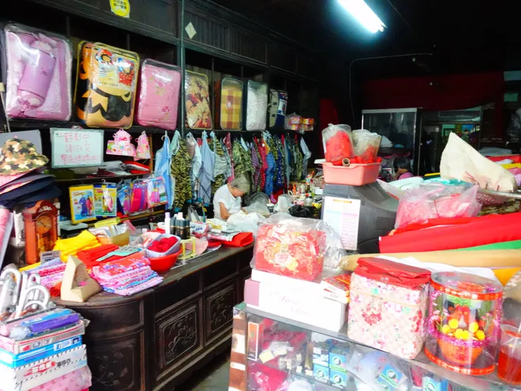 店內還保留早期台灣檜木製作的櫃台