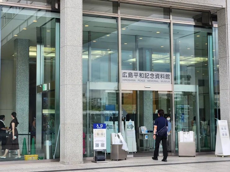 一旁入口，購票流程很簡單且方便(有自動購票機)