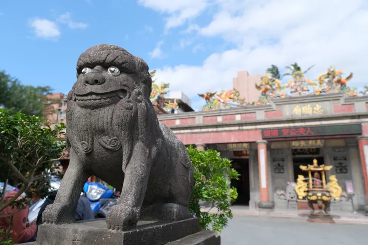 現在到汐止忠順廟仍能見到日本神社時期遺留下來的狛犬。