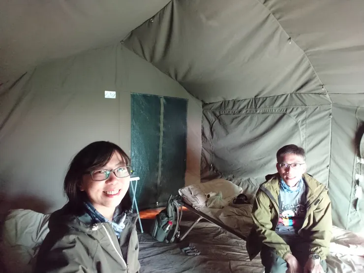 帳篷內的行軍床