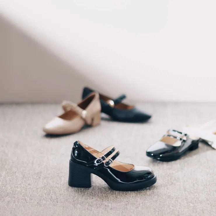 ▲瑪莉珍鞋系列融合龐克與芭蕾元素,不規則剪裁鞋面搭配皮革光澤,並以鞋扣或繫帶增添時尚氣息。