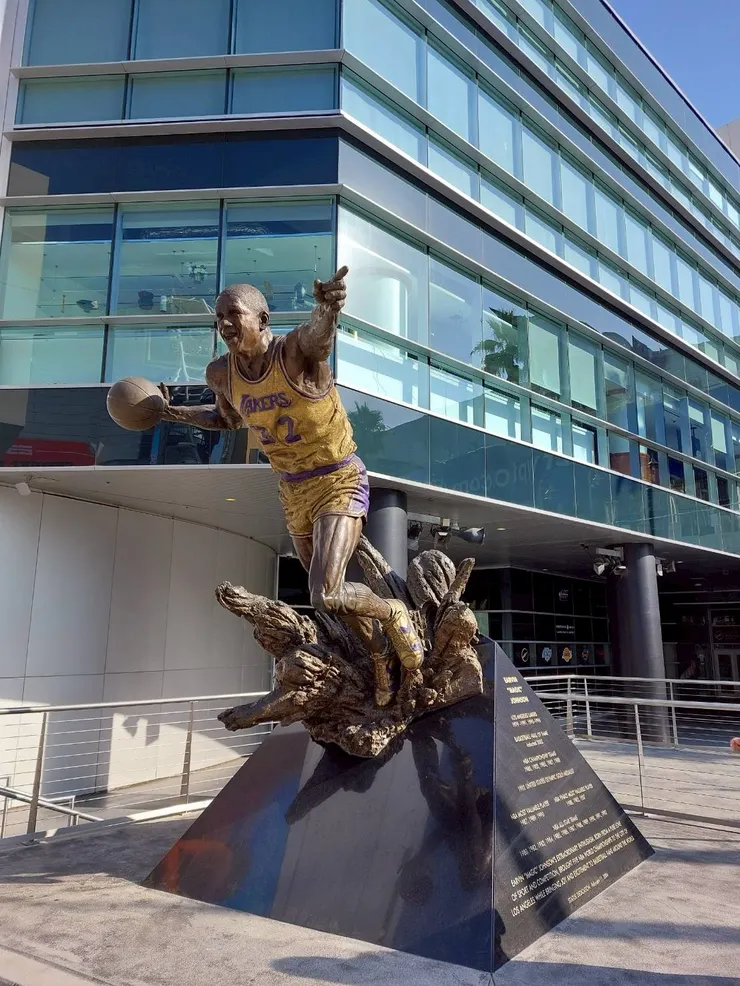 魔術強森，Magic Johnson的雕像