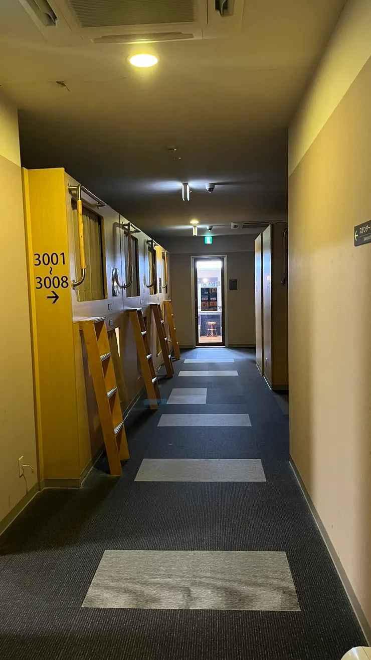 空間比較狹隘一些。