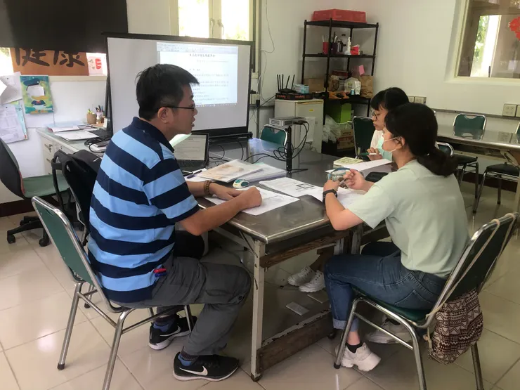 《Paul與實習生做工作檢討會議。圖／飛牛牧場》