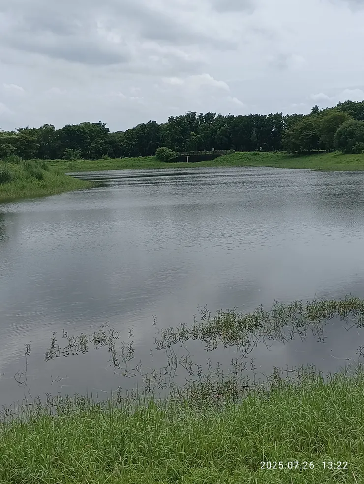 風笛湖麗心水澄