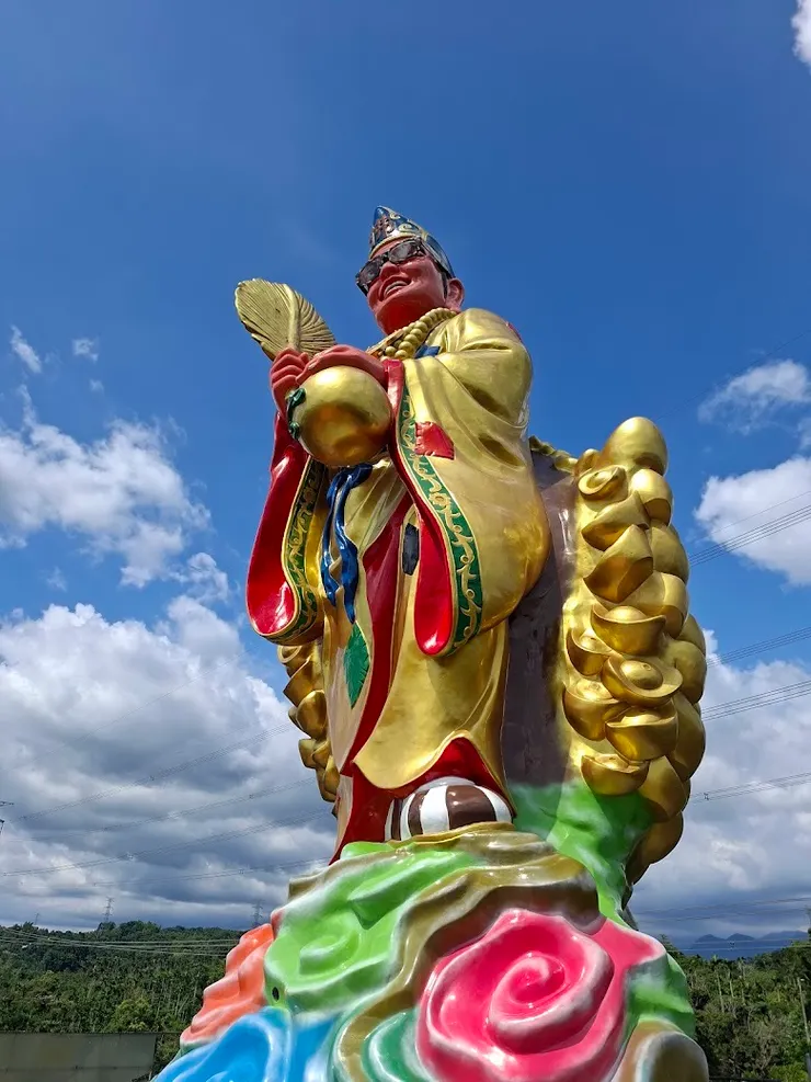 戴墨鏡濟公雕像（圖片截圖於網路）