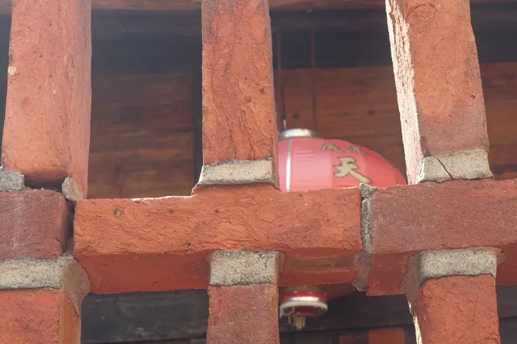 從窗戶偷寬，裡面是廟?宮? 叫天...