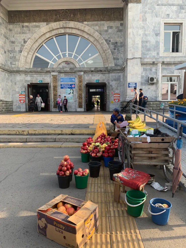 車站裡月台旁會有很多賣蔬果的小攤