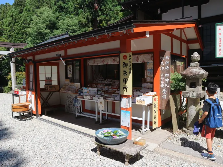 日枝神社除了賣御守,還有提供水占卜(右下)