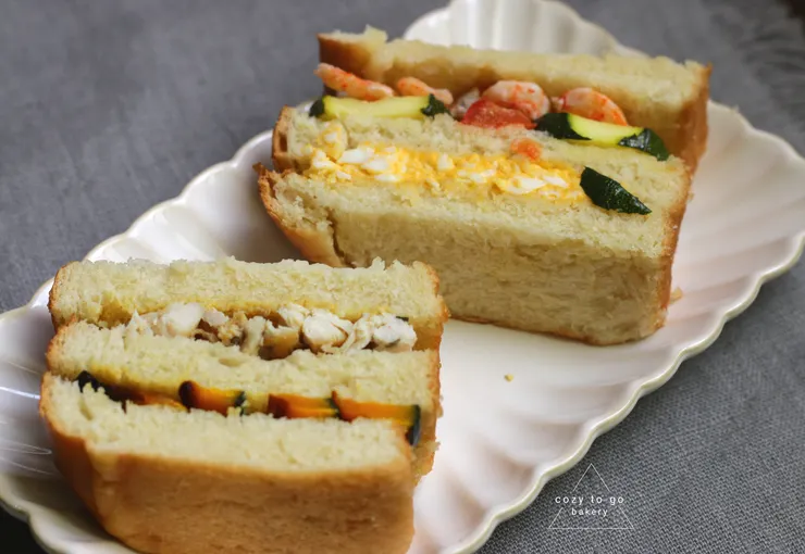 雞蛋沙拉與蝦仁櫛瓜三明治和嫩煎雞胸烤南瓜三明治