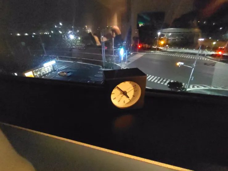 床邊的鬧鐘指出我們流浪結束的時間