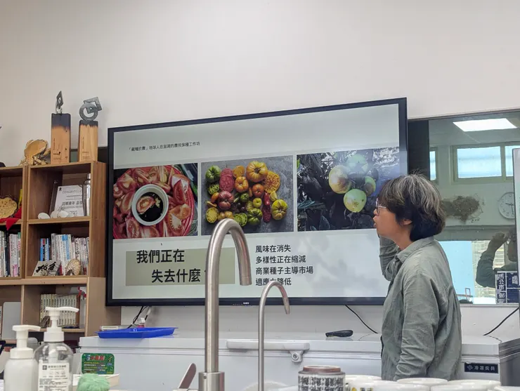 簡報的中圖是義大利形形色色的番茄