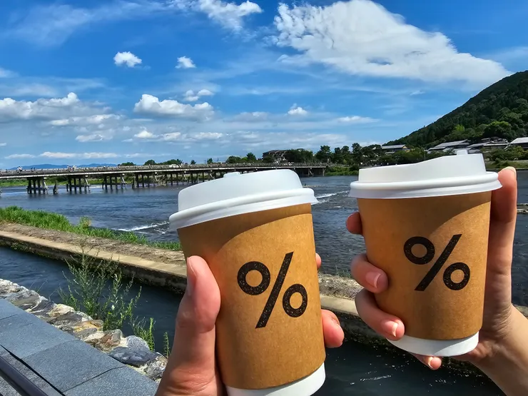 杯上簡約地只有%的符號，卻非常有質感 