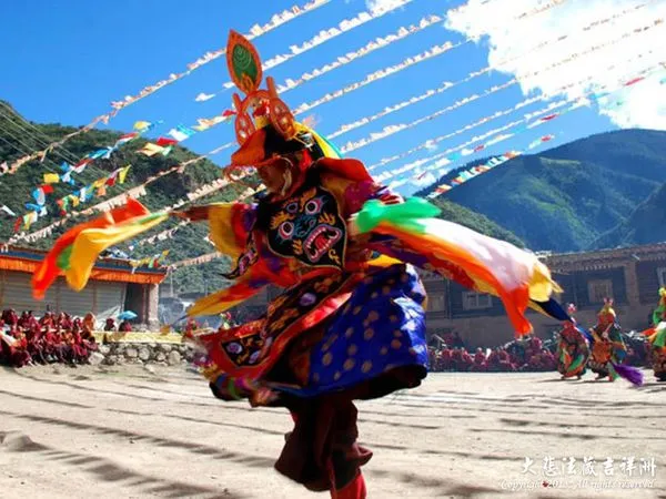 西藏行者在薩嘎達瓦會以金剛舞來慶讚佛陀降生