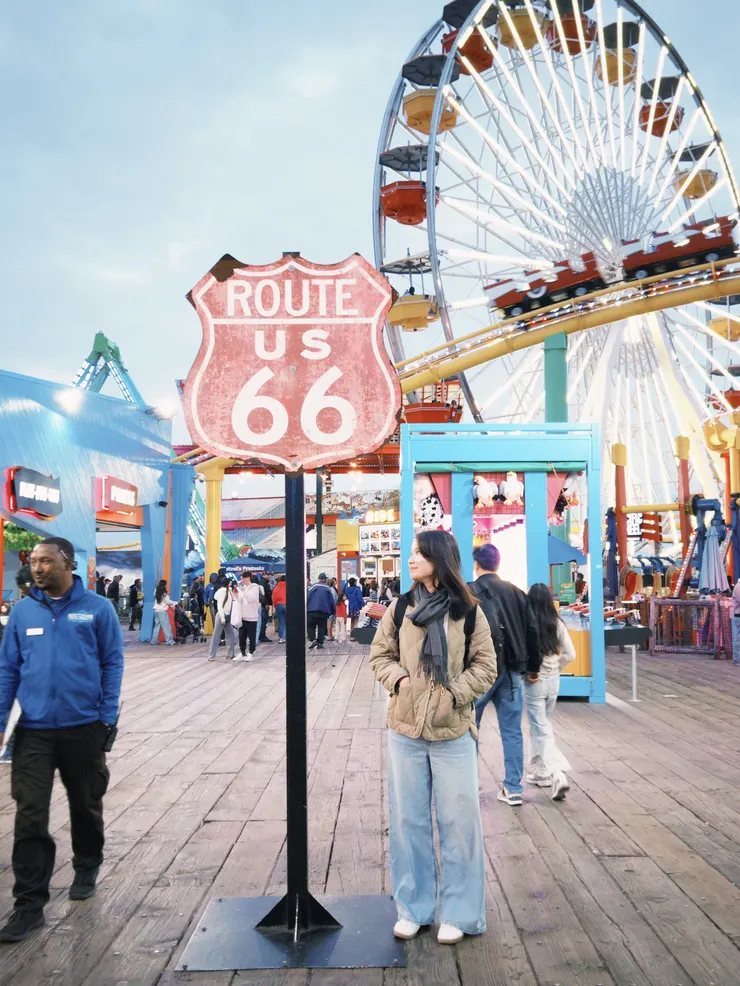 比起景點的黑白路標，我更喜灣這個樂園前的紅色標誌