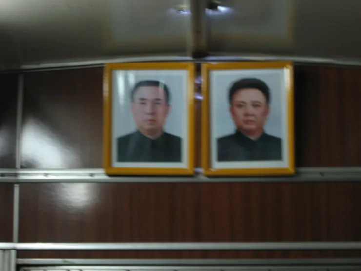 無處不在的金日成與金正日玉照，車廂內也有。