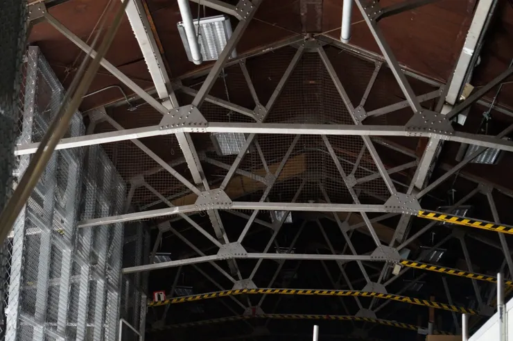 作為技工房使用的黃色倉庫，以三絞式山形斜向力霸型鋼架支撐斜屋頂。（2021年。筆者友人提供）