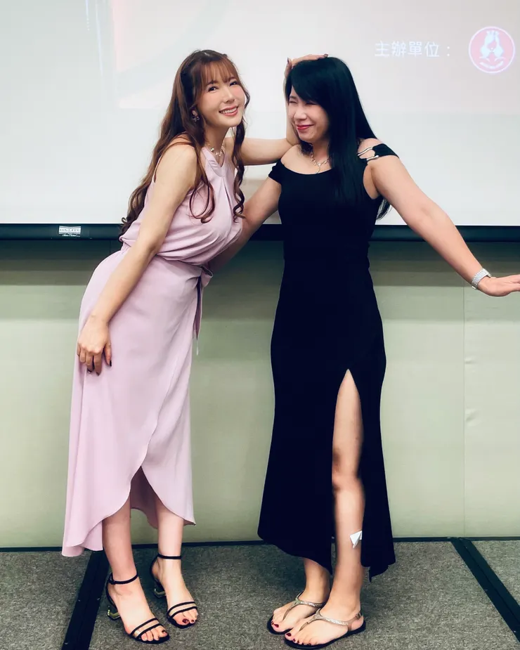 整場活動最後的環節是合照,波多野老師拍拍我的頭、稱讚我是乖寶寶