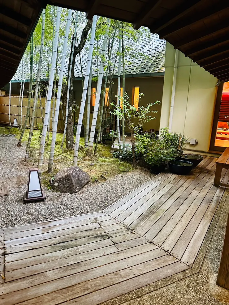 進入男女泡湯區之前的長廊與竹子 。