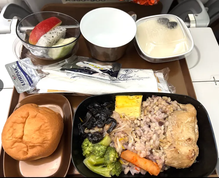 星宇的經濟艙餐點，還不錯喔，讓我捨得在熱量控制下，把它吃完。