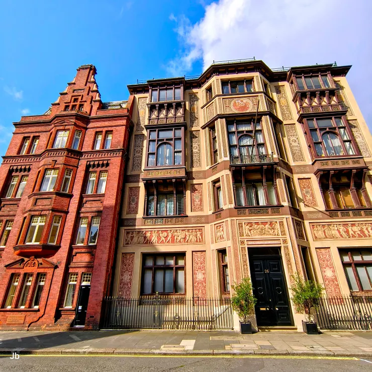 【紅磚陶土都鐸式煙囪舉目可見！右為舊皇家管風琴學院(Royal College of Organists)，現已成為民宅。】