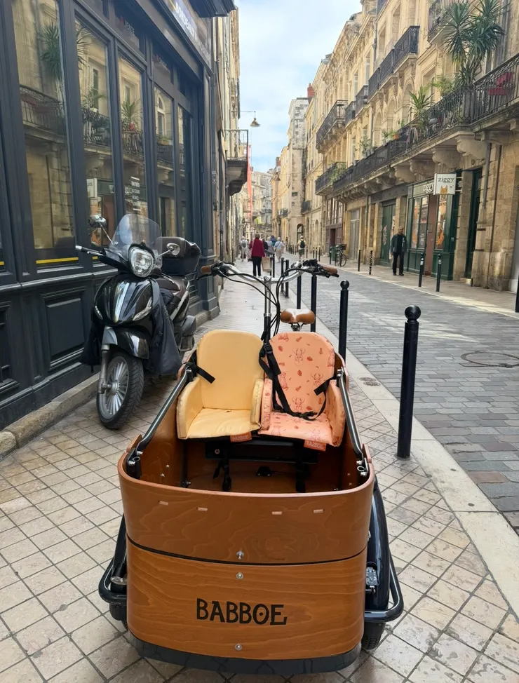 這輛三輪車可以一次坐二個小朋友